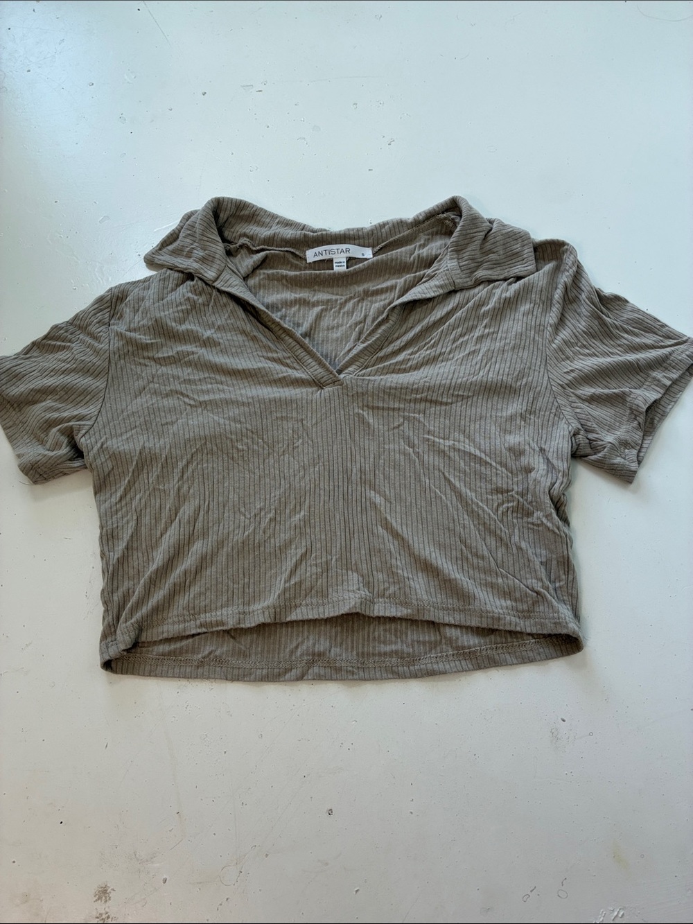 AntiStar Small Beige Short Sleeve Cropped V Neck Collared Blouse